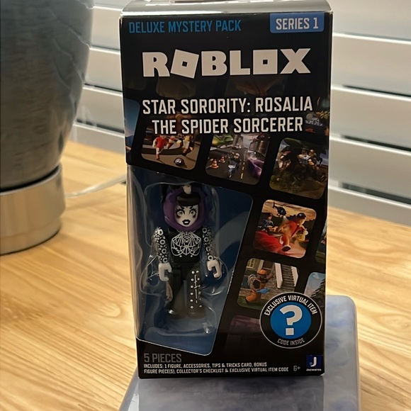 🆕ROBLOX deluxe mystery pack.Series 1.Star Sorority: Rosalia the Spider Sorcerer - Picture 1 of 2